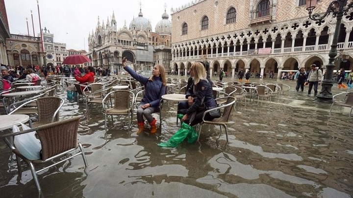 “Βούλιαξε” η Βενετία – Σε ύψος ρεκόρ η στάθμη των υδάτων