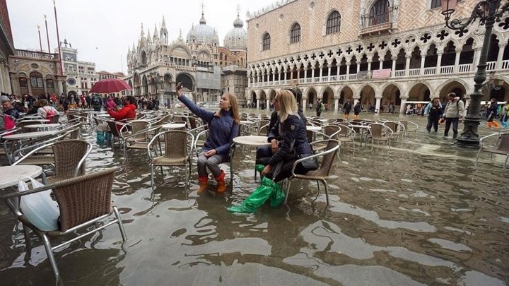 “Βούλιαξε” η Βενετία – Σε ύψος ρεκόρ η στάθμη των υδάτων