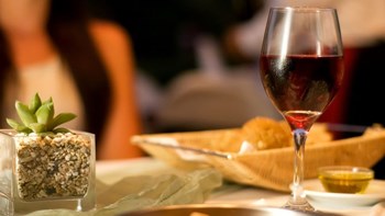 Έρευνα: Μύθος ότι η κατανάλωση δύο ποτών την ημέρα προστατεύει από το εγκεφαλικό