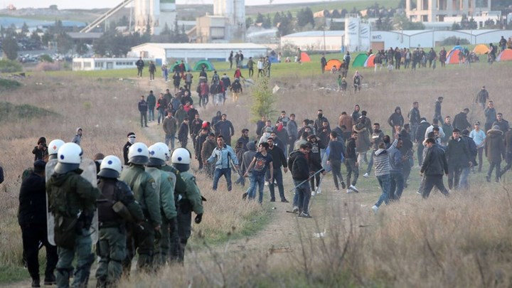 Έκρυθμη ξανά η κατάσταση στο προσφυγικό: Άγρια επεισόδια στα Διαβατά – Μετανάστες κατέλαβαν τον Σταθμό Λαρίσης – ΦΩΤΟ-ΒΙΝΤΕΟ