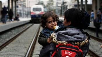 Αποχωρούν σταδιακά οι πρόσφυγες από τον σταθμό Λαρίσης