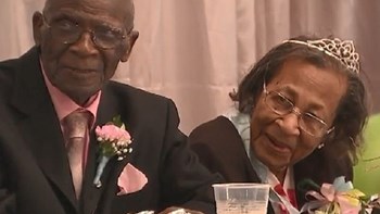 Υπεραιωνόβιοι μοιράζονται το μυστικό της ευτυχισμένης σχέσης έπειτα από 82 χρόνια γάμου – ΦΩΤΟ – ΒΙΝΤΕΟ