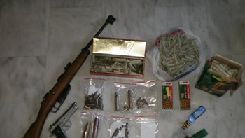 Είχε μετατρέψει το σπίτι του σε οπλοστάσιο – Βρέθηκαν μέχρι και εκρηκτικά