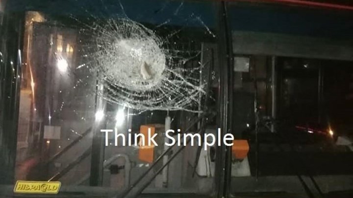 Επίθεση με πέτρες σε λεωφορείο του ΟΑΣΘ – ΦΩΤΟ