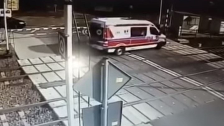 Βίντεο-σοκ – Τρένο παρασύρει ασθενοφόρο