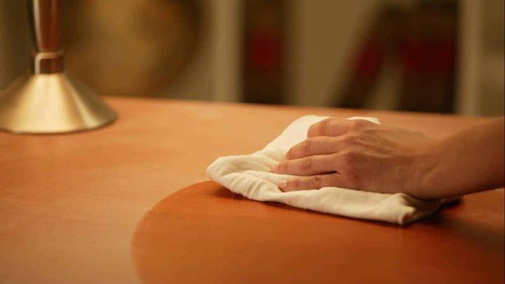 Το πανέξυπνο κόλπο για να διώξετε τη σκόνη σε δευτερόλεπτα