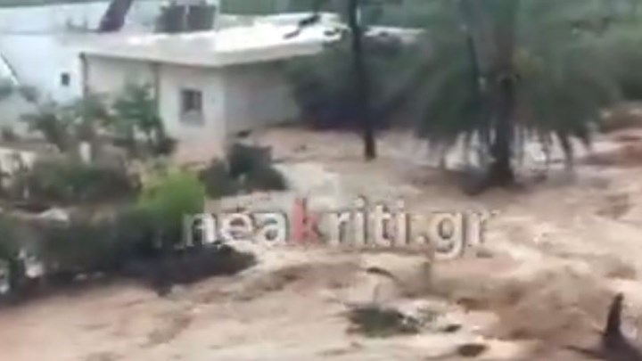 “Πνίγεται” η Κρήτη – Ανέβηκαν στην ταράτσα για να σωθούν από τα ορμητικά νερά – ΒΙΝΤΕΟ