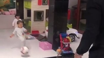 Ο Ρονάλντο μαθαίνει μπάλα στο γιο του – ΒΙΝΤΕΟ