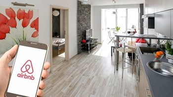 Καταγγελία για κρυμμένες κάμερες σε διαμερίσματα Airbnb