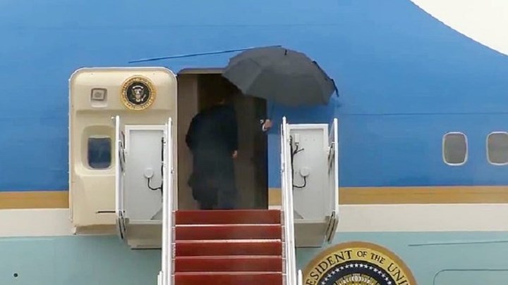 H ομπρέλα δυσκολεύει τον Τραμπ… ξανά – ΦΩΤΟ – ΒΙΝΤΕΟ