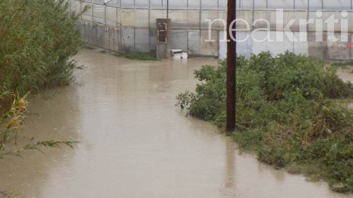 «Βούλιαξαν»  θερμοκήπια και έκλεισαν δρόμοι στην Ιεράπετρα – ΦΩΤΟ