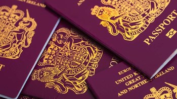 Η Βρετανία ξεκίνησε να εκδίδει διαβατήρια χωρίς την ένδειξη «Ευρωπαϊκή Ένωση»