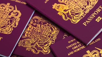 Η Βρετανία ξεκίνησε να εκδίδει διαβατήρια χωρίς την ένδειξη «Ευρωπαϊκή Ένωση»