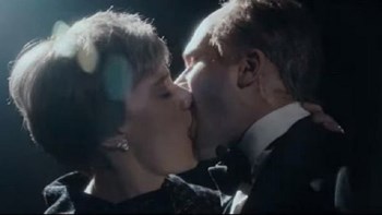 Το “καυτό φιλί” της Τερέζα Μέι με τον… Τζον Σνόου που έσωσε το Brexit – ΒΙΝΤΕΟ