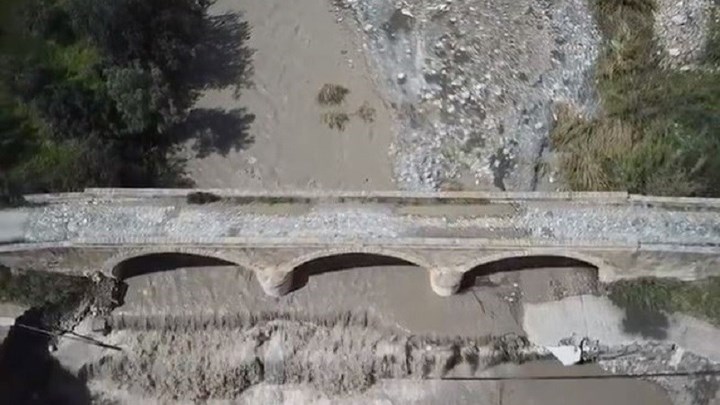 Η ιστορική γέφυρα στην Ιεράπετρα που κινδύνευσε από την κακοκαιρία – Εικόνες από drone – ΒΙΝΤΕΟ