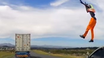 Σοκαριστικό τροχαίο ατύχημα: Αυτοκίνητο πέταξε στον αέρα πεζό – ΒΙΝΤΕΟ