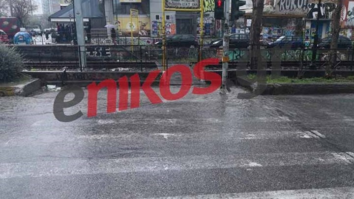 Σε ποτάμι έχει μετατραπεί διάβαση πεζών στο Γκάζι – ΦΩΤΟ αναγνώστη