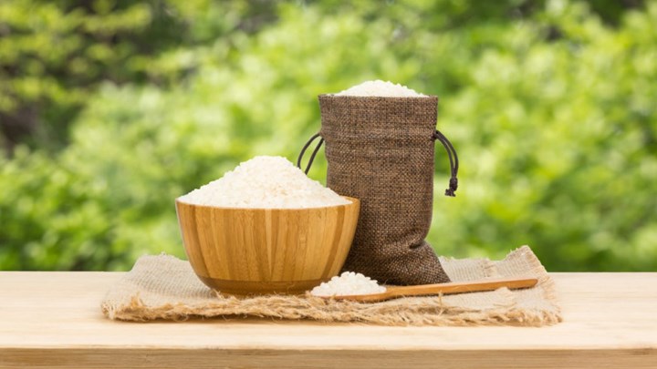 Δείτε τι θα γίνει αν βάλετε ένα δοχείο ρύζι στην ντουλάπα σας