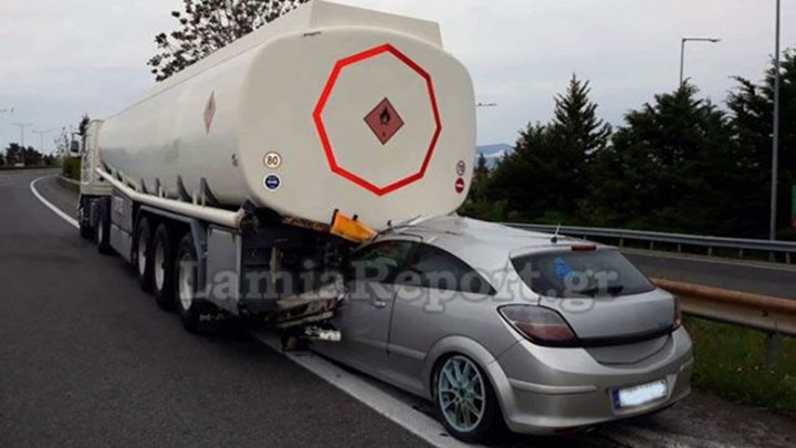 Εικόνες σοκ από τροχαίο στη Φθιώτιδα – Αυτοκίνητο «καρφώθηκε» σε βυτιοφόρο – ΦΩΤΟ