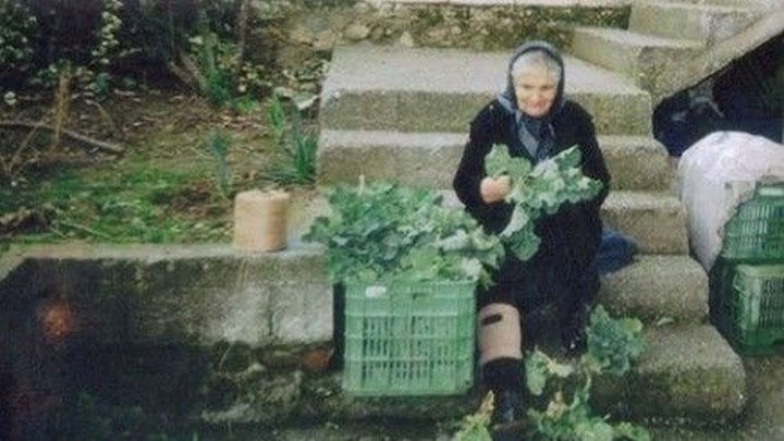 Τα συγκινητικά λόγια της γιαγιάς που παραπέμπεται σε δίκη γιατί πουλούσε χόρτα