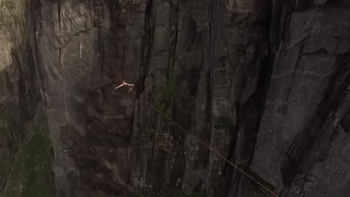 Ακροβάτης χάνει την ισορροπία του σε ύψος 1000 μέτρων – ΒΙΝΤΕΟ