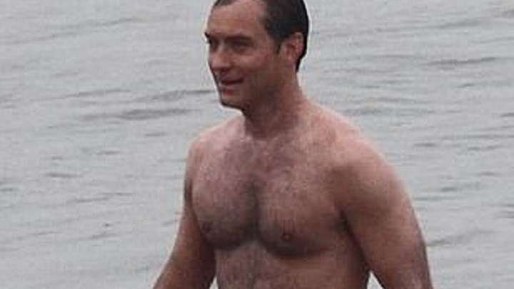 Εντυπωσιάζει ο Τζουντ Λο με τους καλογυμνασμένους κοιλιακούς του – ΦΩΤΟ