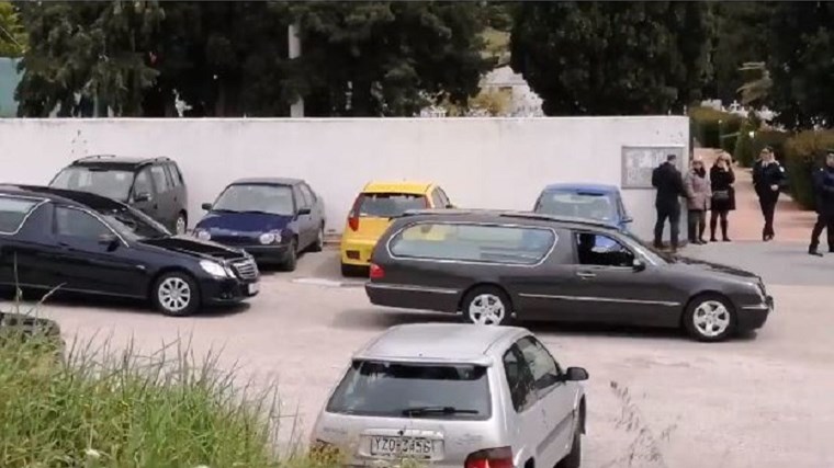 Ράγισαν καρδιές στην κηδεία του 4χρονου Βασίλη – Λύγισε η μητέρα του – ΦΩΤΟ – BINTEO