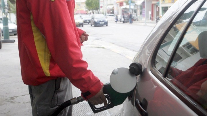 Οδηγείτε με το λαμπάκι της βενζίνης αναμμένο; Δείτε γιατί θα το πληρώσετε… ακριβά