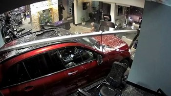 Αυτοκίνητο “μπούκαρε” σε γυμναστήριο – ΒΙΝΤΕΟ