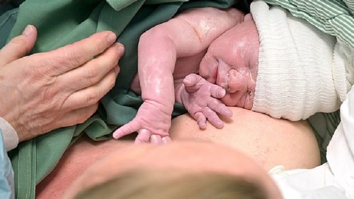 Γέννησε η πρώτη γυναίκα που υπεβλήθη σε μεταμόσχευση μήτρας – ΦΩΤΟ – ΒΙΝΤΕΟ`