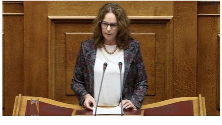 Παπανάτσιου: Με αυστηρές προϋποθέσεις η παραχώρηση χρήσης του αιγιαλού