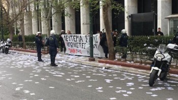 Παρέμβαση του Ρουβίκωνα στο ΥΠΕΞ: Η αστυνομία προχώρησε σε 17 προσαγωγές