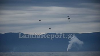 Απόβαση αλεξιπτωτιστών σε παραλία της Φθιώτιδας – ΦΩΤΟ