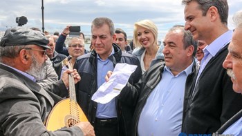 Η υποδοχή των κατοίκων της Νάξου στον Κυριάκο Μητσοτάκη – ΒΙΝΤΕΟ