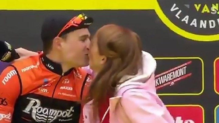 Η συνέντευξη τελείωσε με φιλί… στο στόμα  – ΒΙΝΤΕΟ