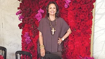 Ξεσπά η Κορίνα Τσοπέη για τον τραγουδιστή – δραπέτη που παρίστανε τον γιο της