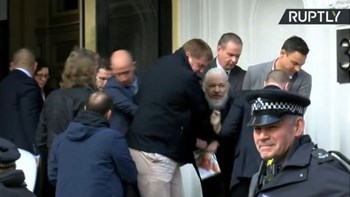 Η στιγμής της σύλληψης του Ασάνζ – Τον έβγαλαν με τη βία από την πρεσβεία του Ισημερινού – ΒΙΝΤΕΟ