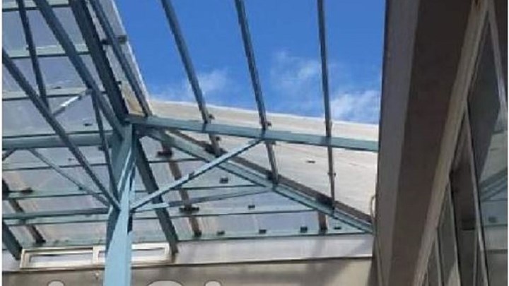 Κατέρρευσε η γυάλινη οροφή στο πανεπιστήμιο της Λαμίας – ΦΩΤΟ