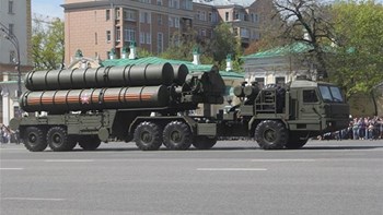 “Χοντραίνει” το παιχνίδι: Ρωσία και Τουρκία στη συμπαραγωγή των S-400