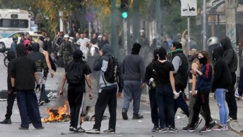 Επεισόδια στα Εξάρχεια – “Βροχή” από μολότοφ κατά αστυνομικών – ΤΩΡΑ