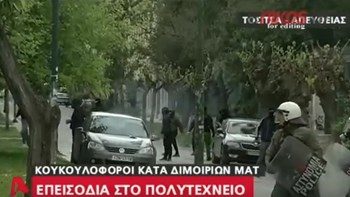 Μολότοφ και πετροπόλεμος έξω από το Πολυτεχνείο – ΦΩΤΟ – ΒΙΝΤΕΟ