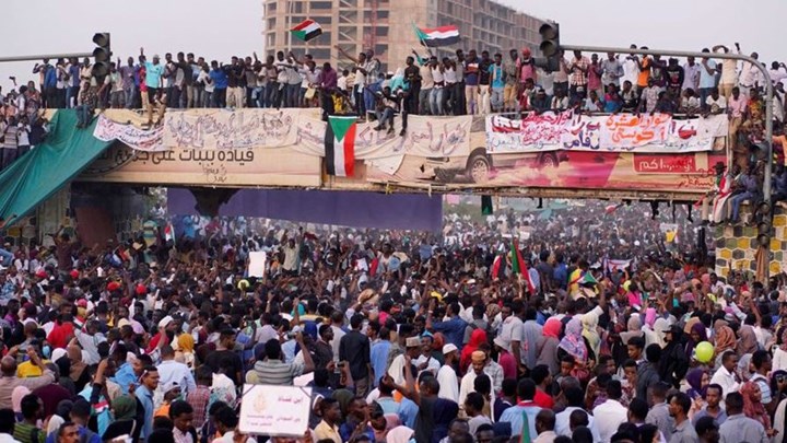 Έκρυθμη η κατάσταση στο Σουδάν –  Χιλιάδες διαδηλωτές παραμένουν στους δρόμους παρά την απαγόρευση κυκλοφορίας
