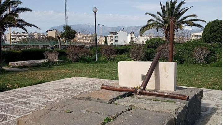 Έσπασε ο ξύλινος σταυρός στον τάφο του Καζαντζάκη – ΦΩΤΟ