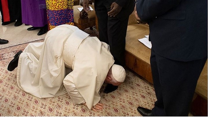 Συγκλόνισε ο Πάπας Φραγκίσκος – Φίλησε τα πόδια πολιτικών για να τηρήσουν τη συμφωνία ειρήνης – ΦΩΤΟ – ΒΙΝΤΕΟ