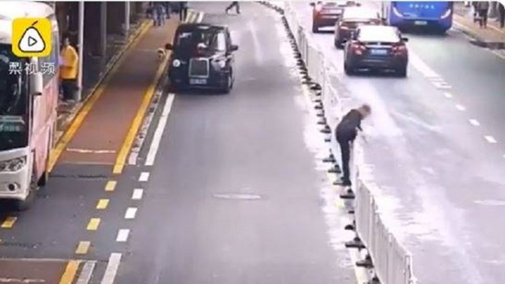 Επική γκάφα: Πήγε να διασχίσει τον δρόμο και έριξε το κιγκλίδωμα – ΒΙΝΤΕΟ