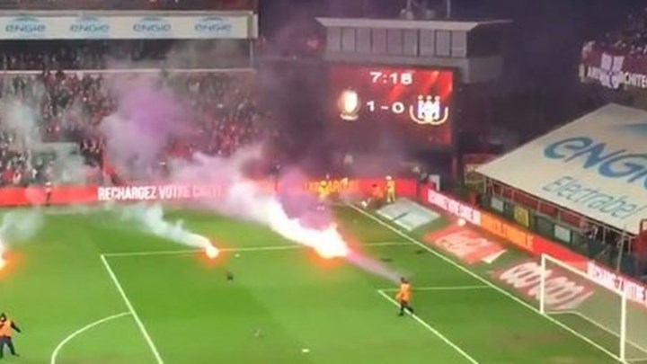 Σκηνές ελληνικού ντέρμπι στο Βέλγιο – Καπνογόνα στον αγωνιστικό χώρο και διακοπή στο Σταντάρ Λιέγης – Άντερλεχτ – BINTEO