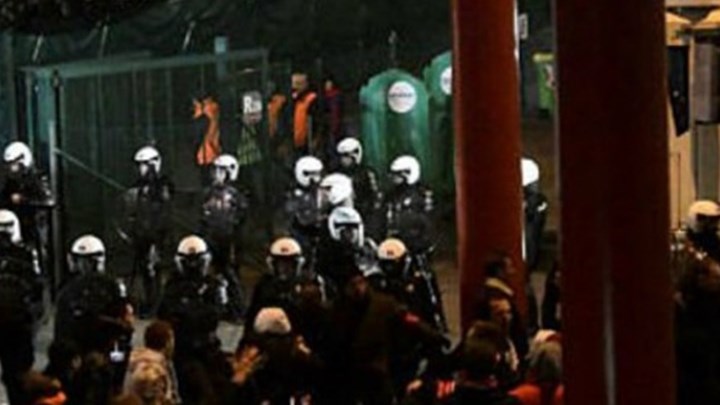 Σκηνές τρόμου στη Λιέγη μετά τη διακοπή του ντέρμπι – Οδομαχίες, χημικά και δακρυγόνα – ΒΙΝΤΕΟ
