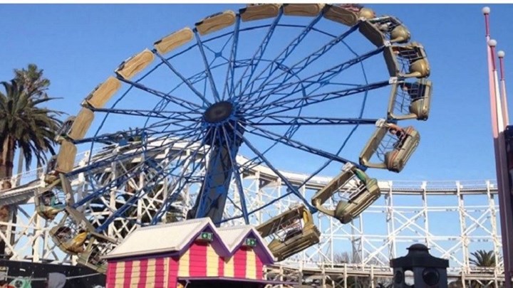 Τρόμος σε λούνα παρκ – Μητέρα και παιδί εκτοξεύτηκαν από περιστρεφόμενες κούνιες