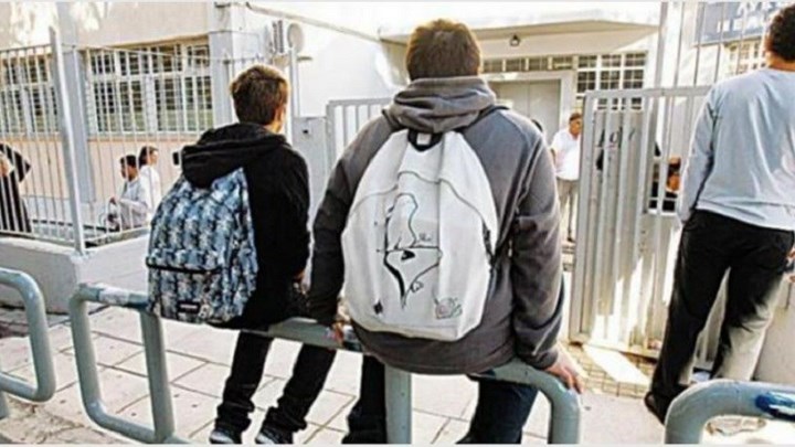 Μοίρασαν “οδηγό αμαρτιών” σε μαθητές στη Λέσβο – ΦΩΤΟ