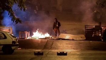 Ένταση γύρω από το Πολυτεχνείο – Πέταξαν μολότοφ κατά αστυνομικών – ΤΩΡΑ